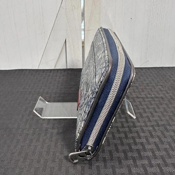 Sakroots Artist Circle Zip Around Wallet in Desert Spirit Blue - Picture 4 of 14